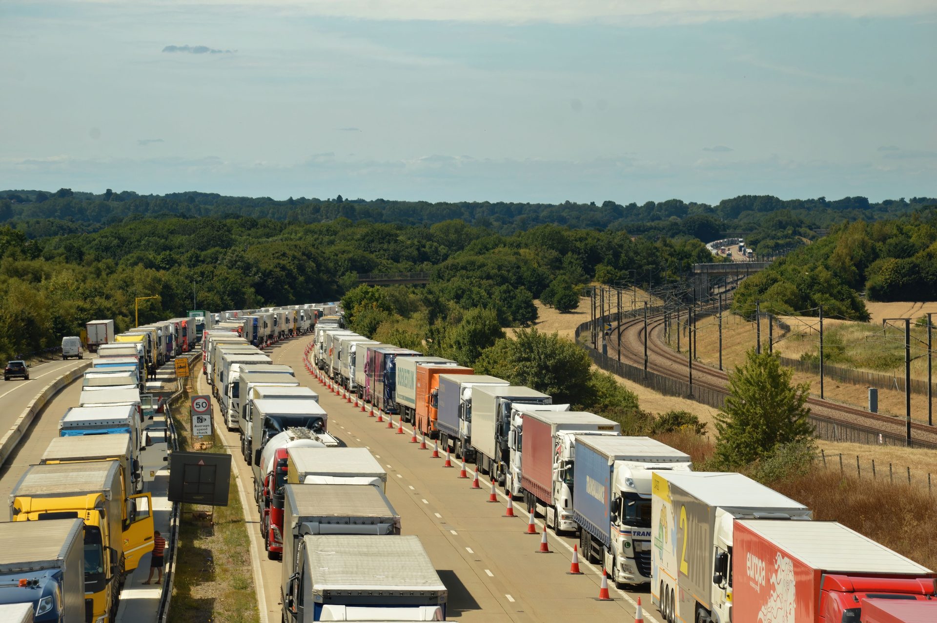 Ciężarówki z naczepami na autostradzie